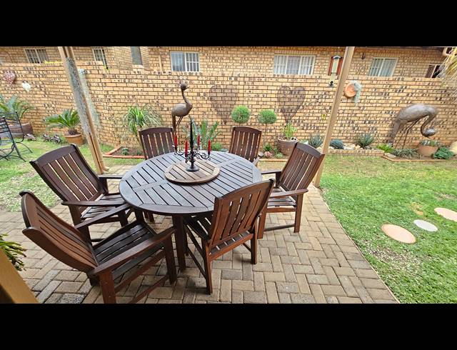 2 BEDROOM SIMPLEX FOR SALE IN MORELETA PARK